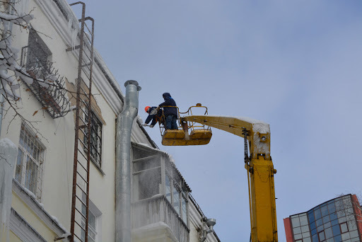 фото очистка снега на крыше с автовышки